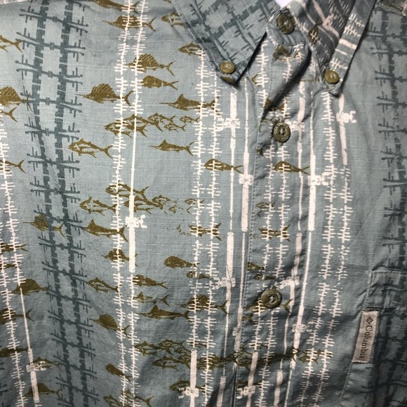 Columbia Fish PFG Button Up Size Medium - Picture 2 of 5